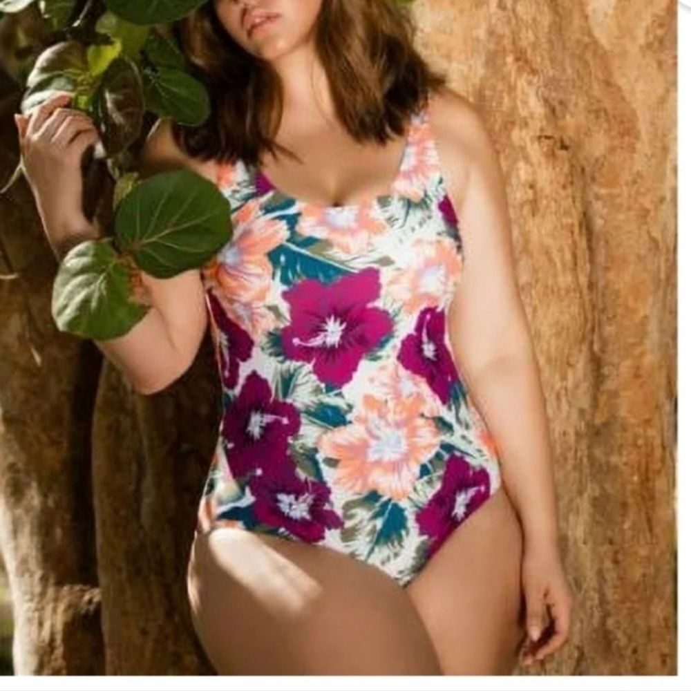 Raisins Curve Visage One Piece Floral Bathing Suit. Size 16W. NWT.